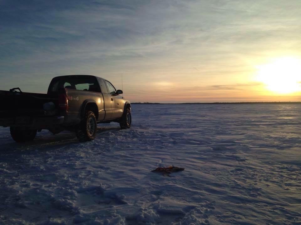 Lake Winnipeg cottage rental for ice fishing